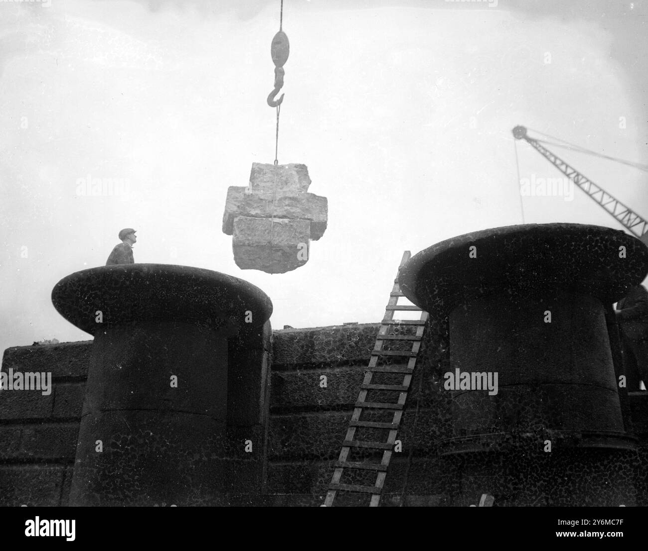 The delicate task of removing the arches of Waterloo Bridge has now ...