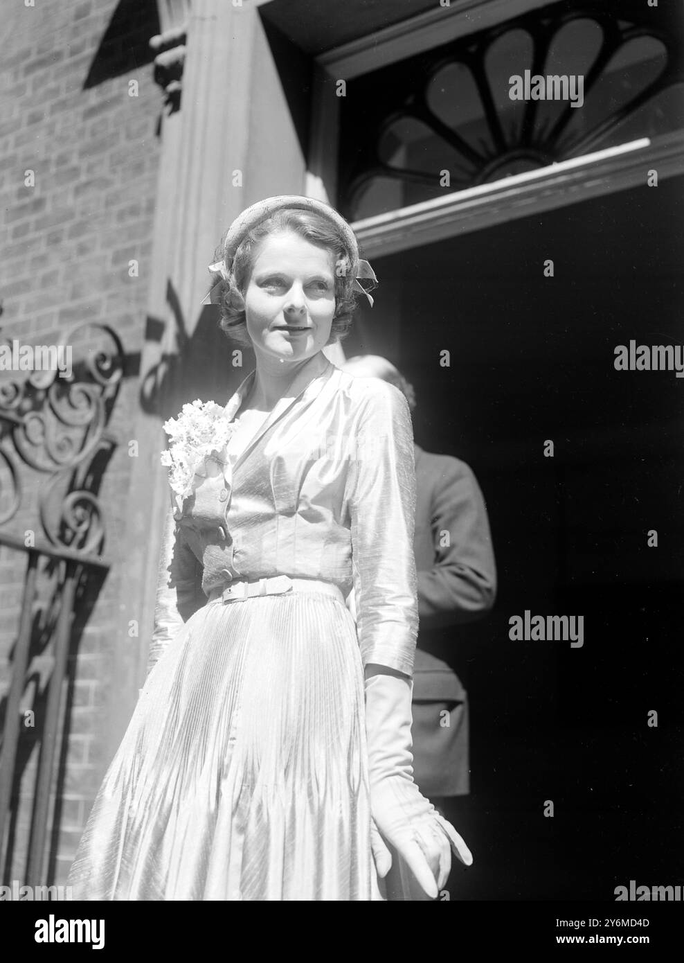 Mr Anthony Eden, 55 year old debonair Foreign Minister, this morning married 32 year old Miss Clarissa Spencer Churchill,niece to Mr Winston Churchill Britain's Prime Minister, at  Caxton Hall Register Office, Westminster.The bride leaving no 10 Downing Street London, for her marriage to Anthony Eden. 14 August 1952 Stock Photo