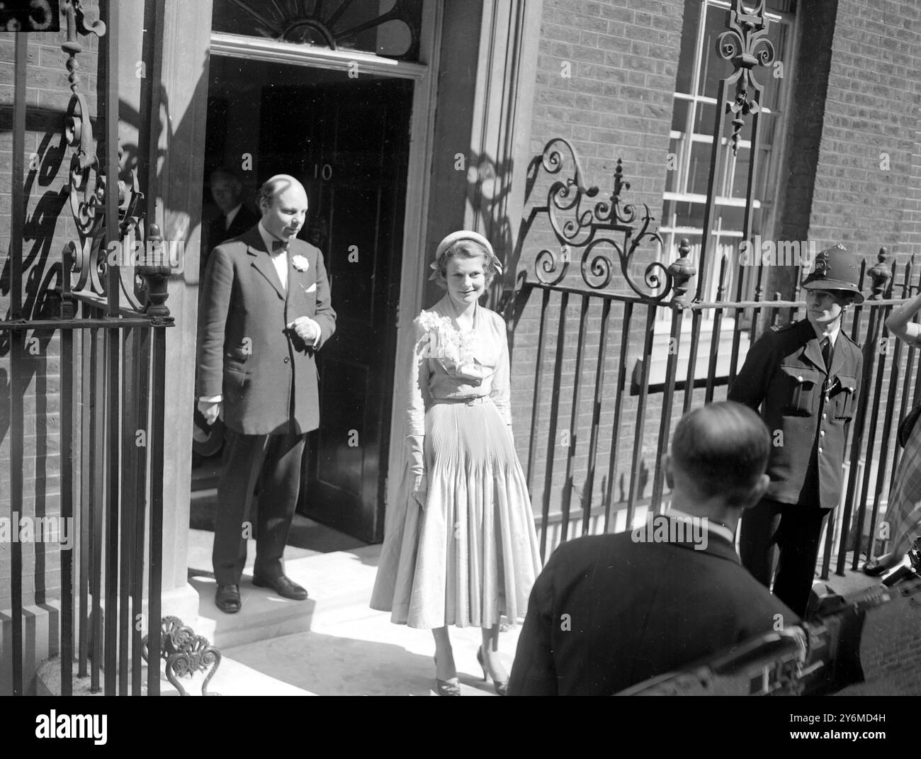 Mr Anthony Eden, 55 year old debonair Foreign Minister, this morning married 32 year old Miss Clarissa Spencer Churchill,niece to Mr Winston Churchill Britain's Prime Minister, at  Caxton Hall Register Office, Westminster.The bride leaving no 10 Downing Street London for her marriage to Anthony Eden. 14 August 1952 Stock Photo