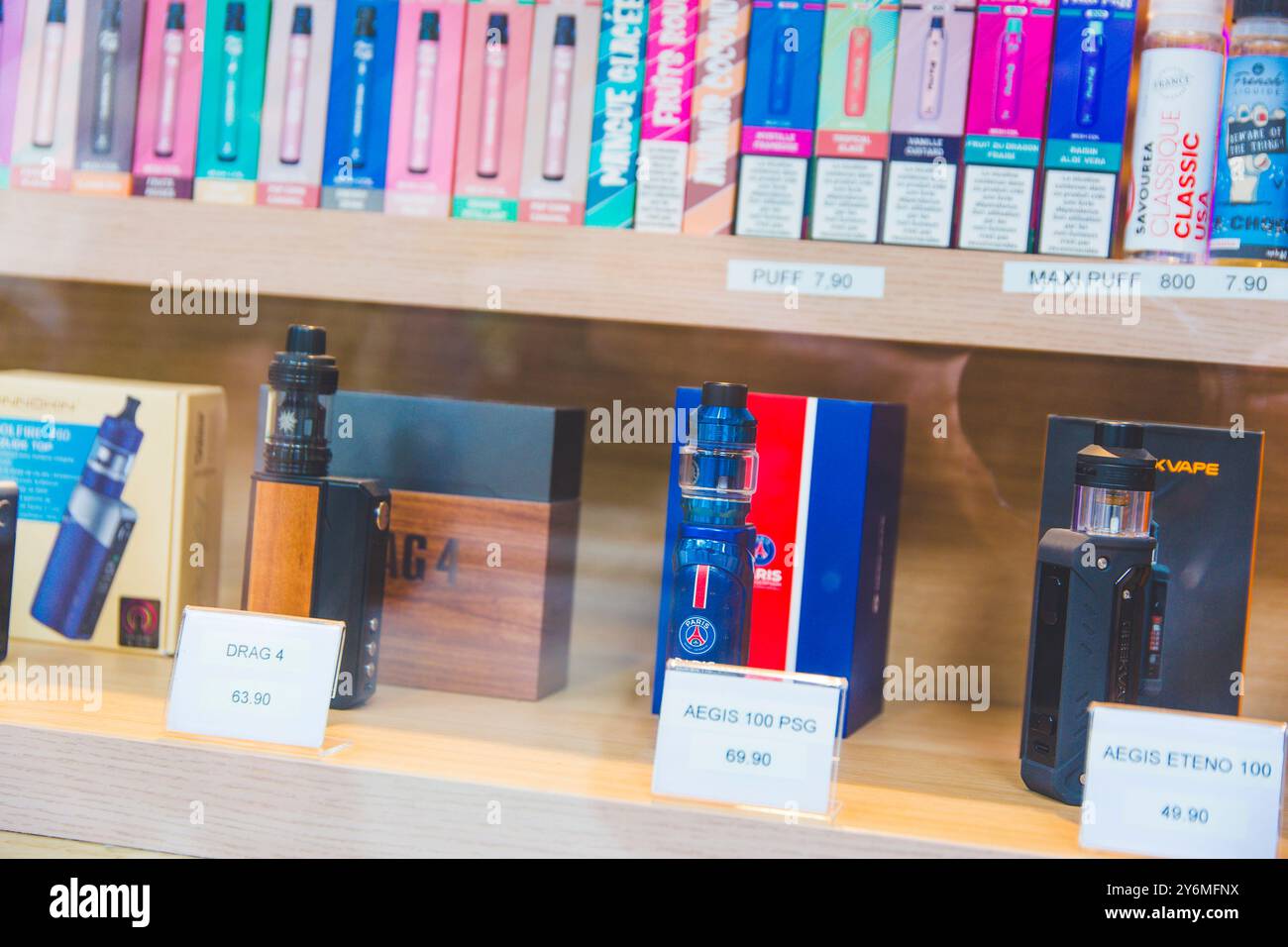 France cigarettes shop hi-res stock photography and images