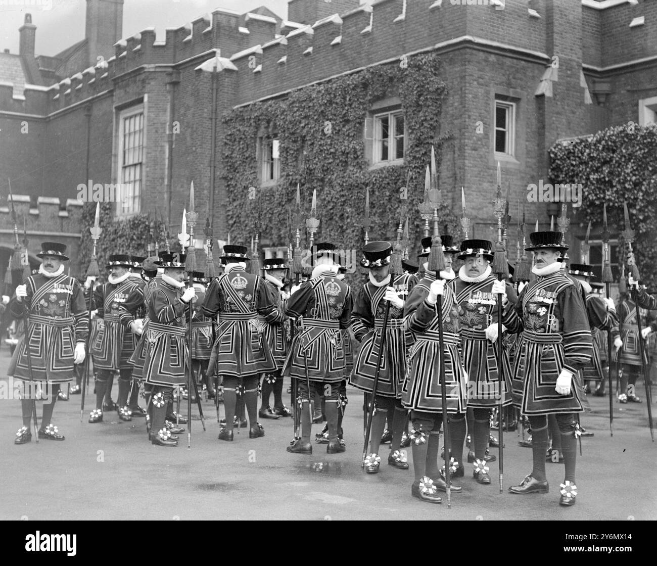 London  Yeoman man of the guard at Saint James’s palace.  The royal Cypher 'G.R.'  5 July 1939 Stock Photo