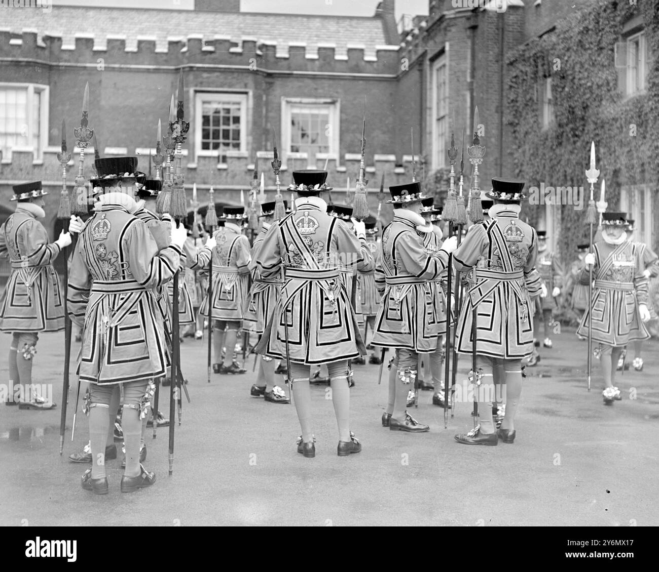 London  Yeoman man of the guard at Saint James’s palace.  The royal Cypher 'G.R.'  5 July 1939 Stock Photo