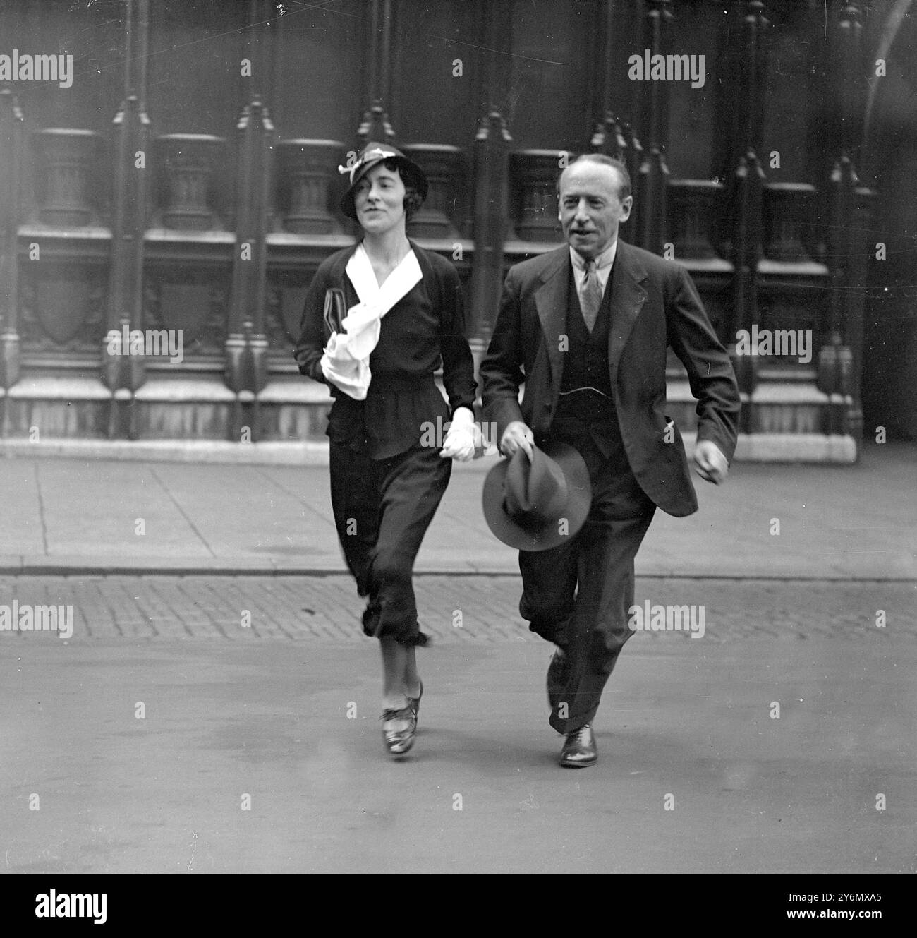 London. Mr Geoffrey Mander , M.P. (East Wolverhampton) Mrs Mander Sprinting fro their cab at Palace Yard, Westminster, when they attempted to beat racing pigeons liberated at the same time, by train from Euston, on the 122 mile course to Willenhall.  21 July  1934 Stock Photo