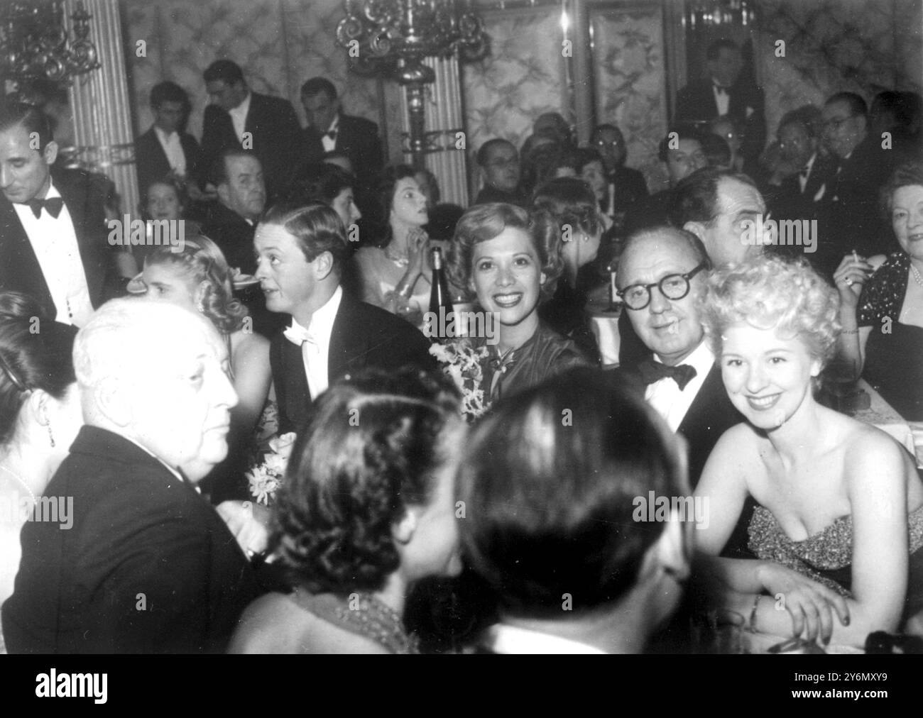 London: At London's Cafe De Paris after Royal Variety Performance . Left to Right  Facing Camera: Sharman Douglas (Almost Hidden), the Marquees of Blandford (her escort), U.S. singer, Dinah Shore, Comedian Jack Benny  16 November 1950 Stock Photo