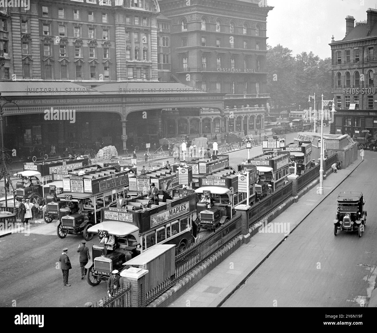 The new Bus Station at Victoria. 12 July 1926 Stock Photo - Alamy