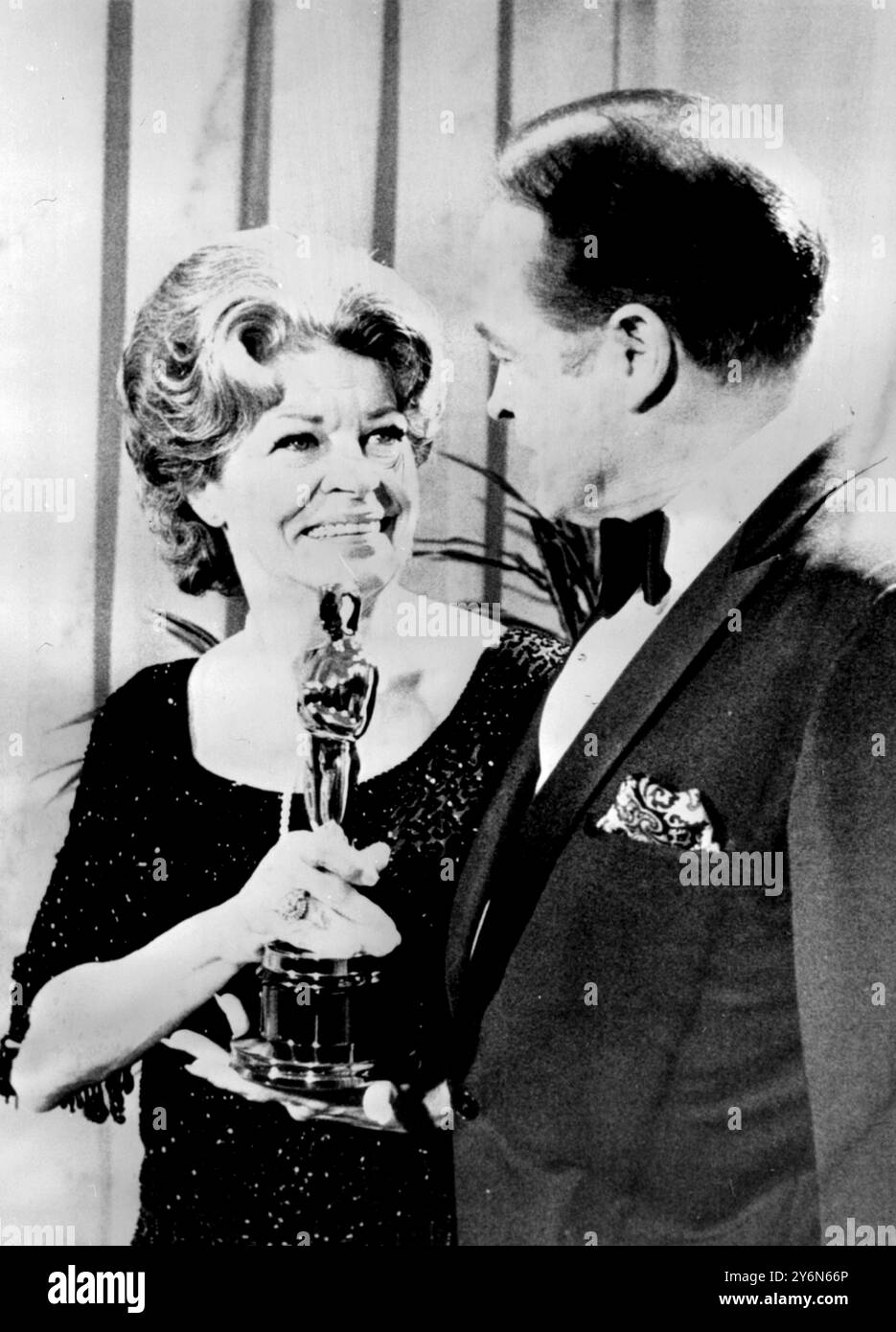 Los angeles: American Comedian Bob Hope presents comedienne and entertainer Matha Raye with The jean Hersholt Humanitarian Award for her devoted and often dangerous work in entertaining troops in combat areas almost continuously since World War II at last night's 41st Annual academy Awards cere4monies in Los Angeles. 15 April 1969 Stock Photo