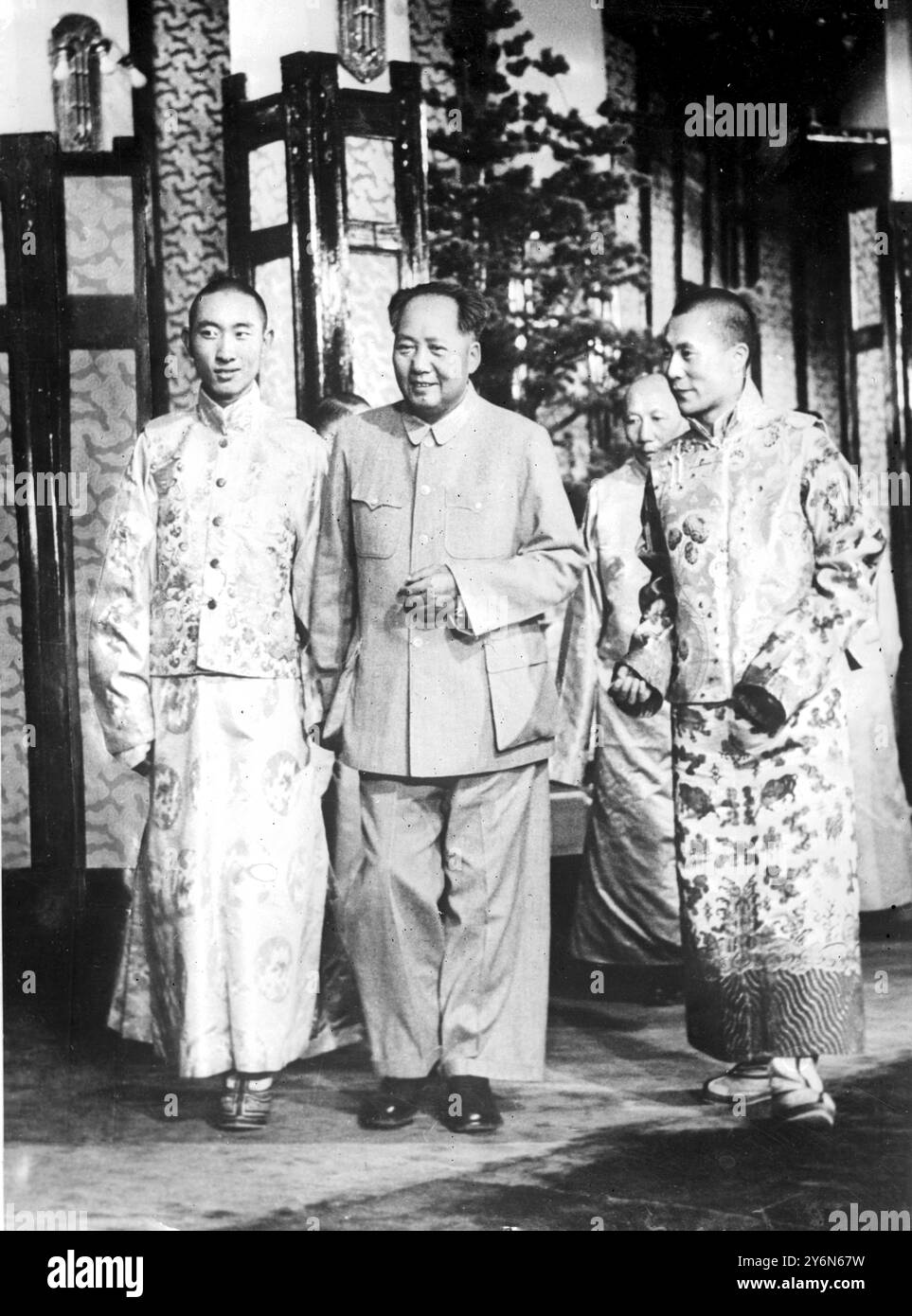 Peking, China: Mao Tse-Tung, chairman of the People's Republic of China leaves his home in Peking with the Dalai Lama (right) from Lhasa and the Panchen Ngoerhtehni (left) from Shigatse, Tibet. 25 May 1956 Stock Photo