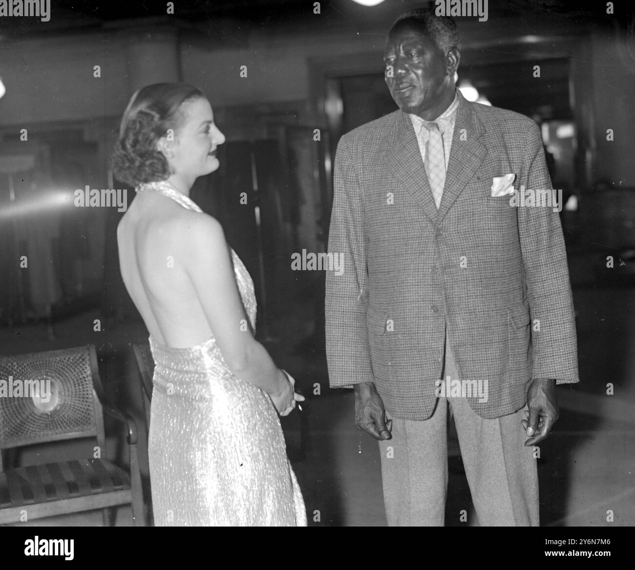 East meets West. Ndansa Kumalo, the Southern Rhodesia native chieftain, meets 'Dawn', the Selfridge Mannequin.  Kumalo has been to England to play the part of Lobengula in Rhodes Film.  15 October 1935 Stock Photo