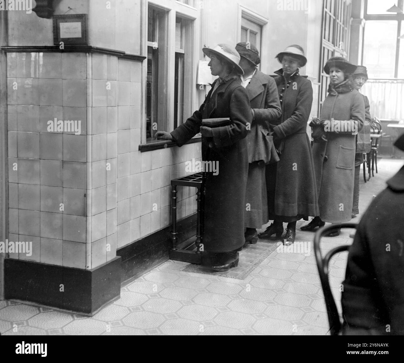 Y.W.C.A. quick lunch restaurant in Mortimer Street. 1914 - 1918 Stock Photo