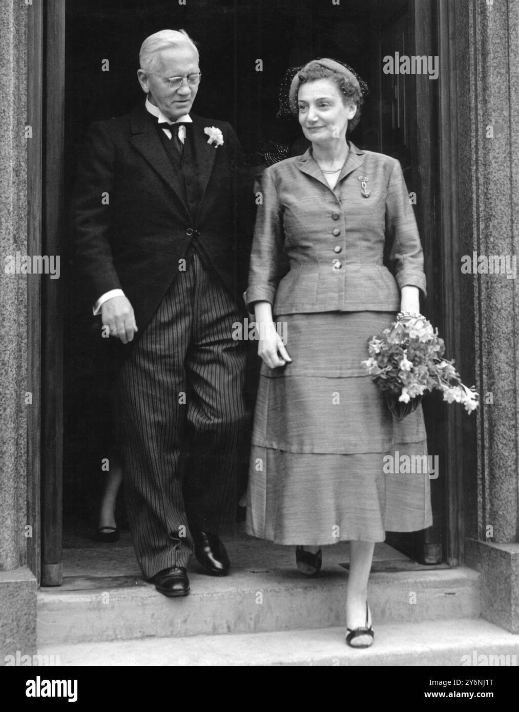 Penicillin discoverer Sir Alexander Fleming, 71 yrs, pictured with his bride, Greek wartime heroine, Amalia Coutsouris after their marriage at Chelsea Registry Office.   Fleming, Alexander, Sir Scottish bacteriologist; discovered penicillin 1928; Nobel Prize in Medicine 1945  1881-1955 Stock Photo