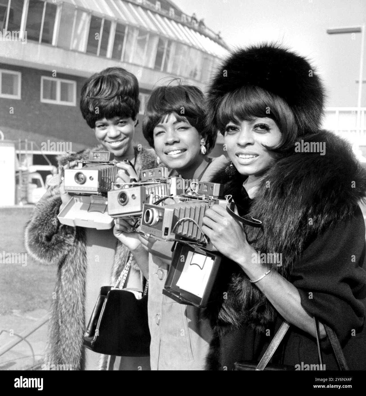 London Airport: American singers, The Supremes, left to right Florence Ballard, Mary Wilson,  and Diana Ross are at London Airport. 5th  October 1965 Stock Photo