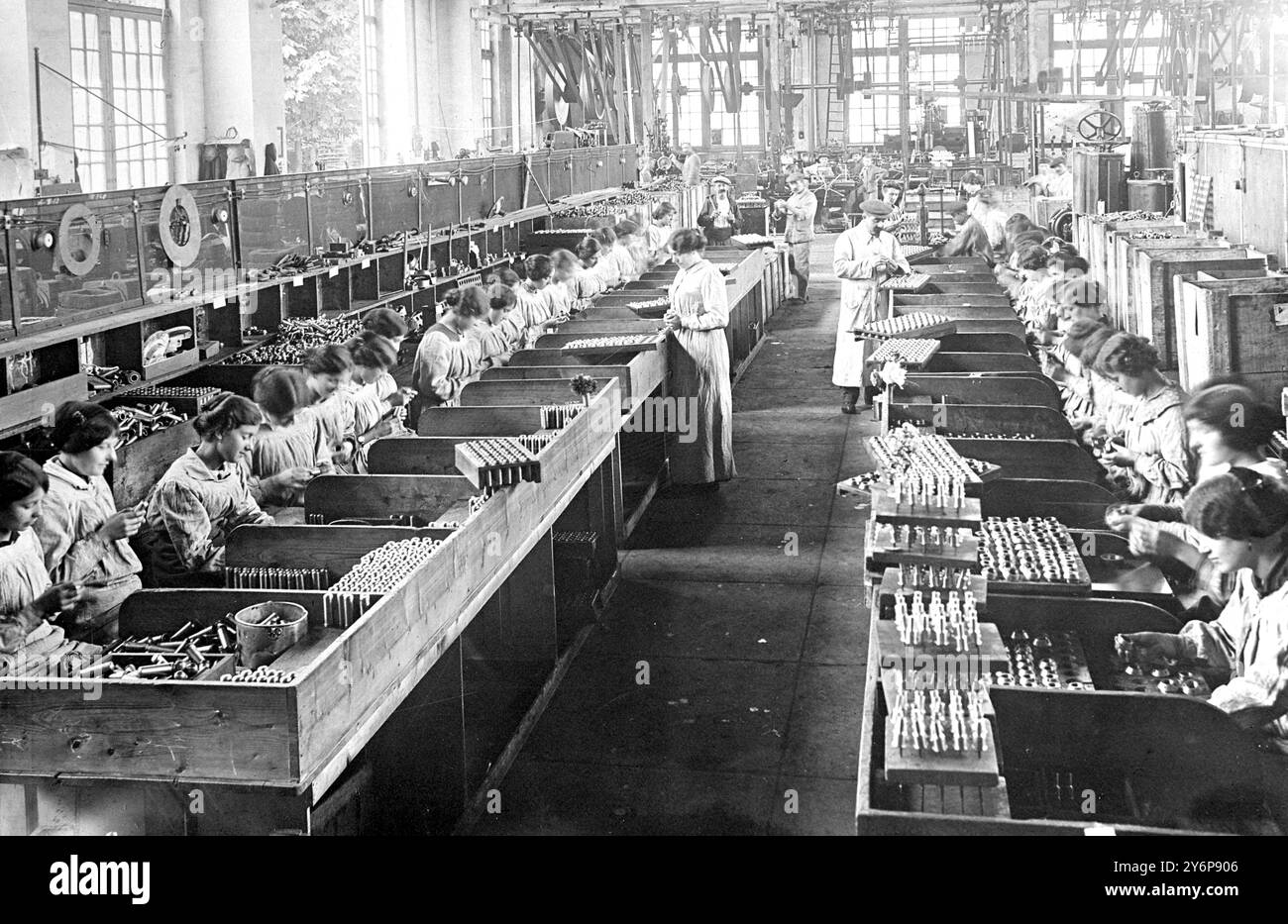 Women shell factory 1915 hi-res stock photography and images - Alamy