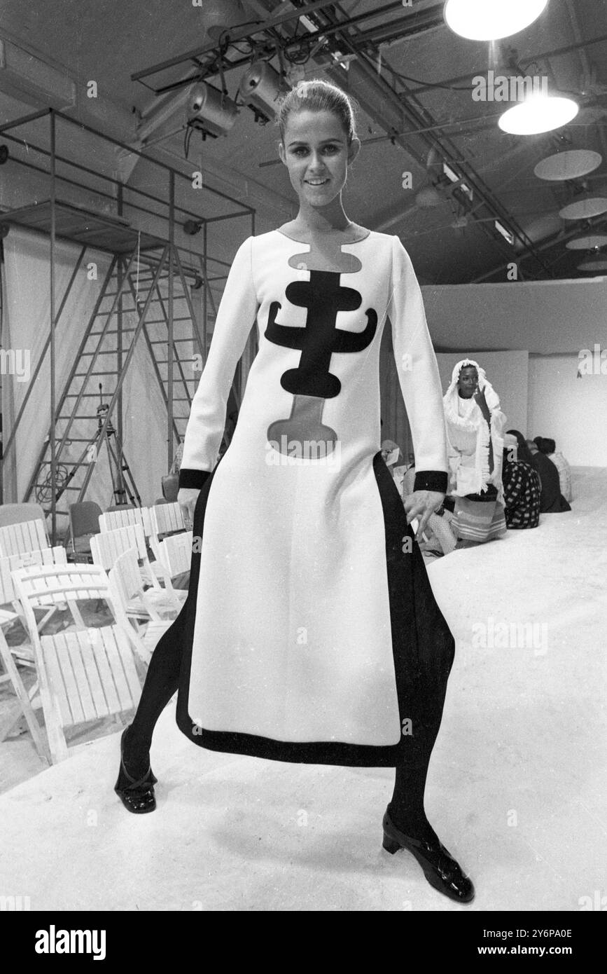 Maxi skirt 1960s hi res stock photography and images Alamy