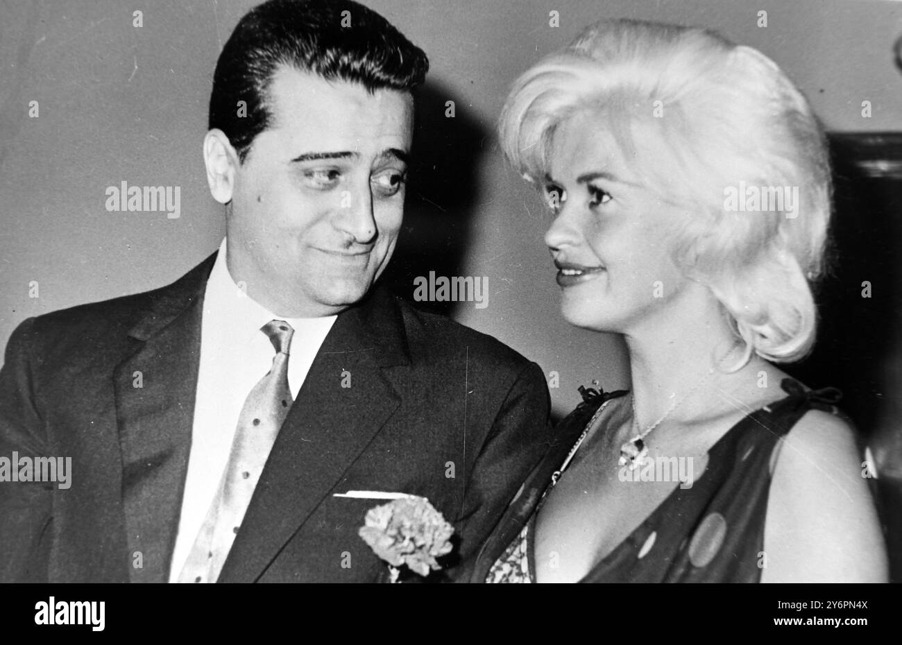 JAYNE MANSFIELD WITH ENRICO BOMBA IN ROME 3 AUGUST 1962 Stock Photo JAYNE MANSFIELD WITH ENRICO BOMBA IN ROME 3 AUGUST 1962 Stock Photo