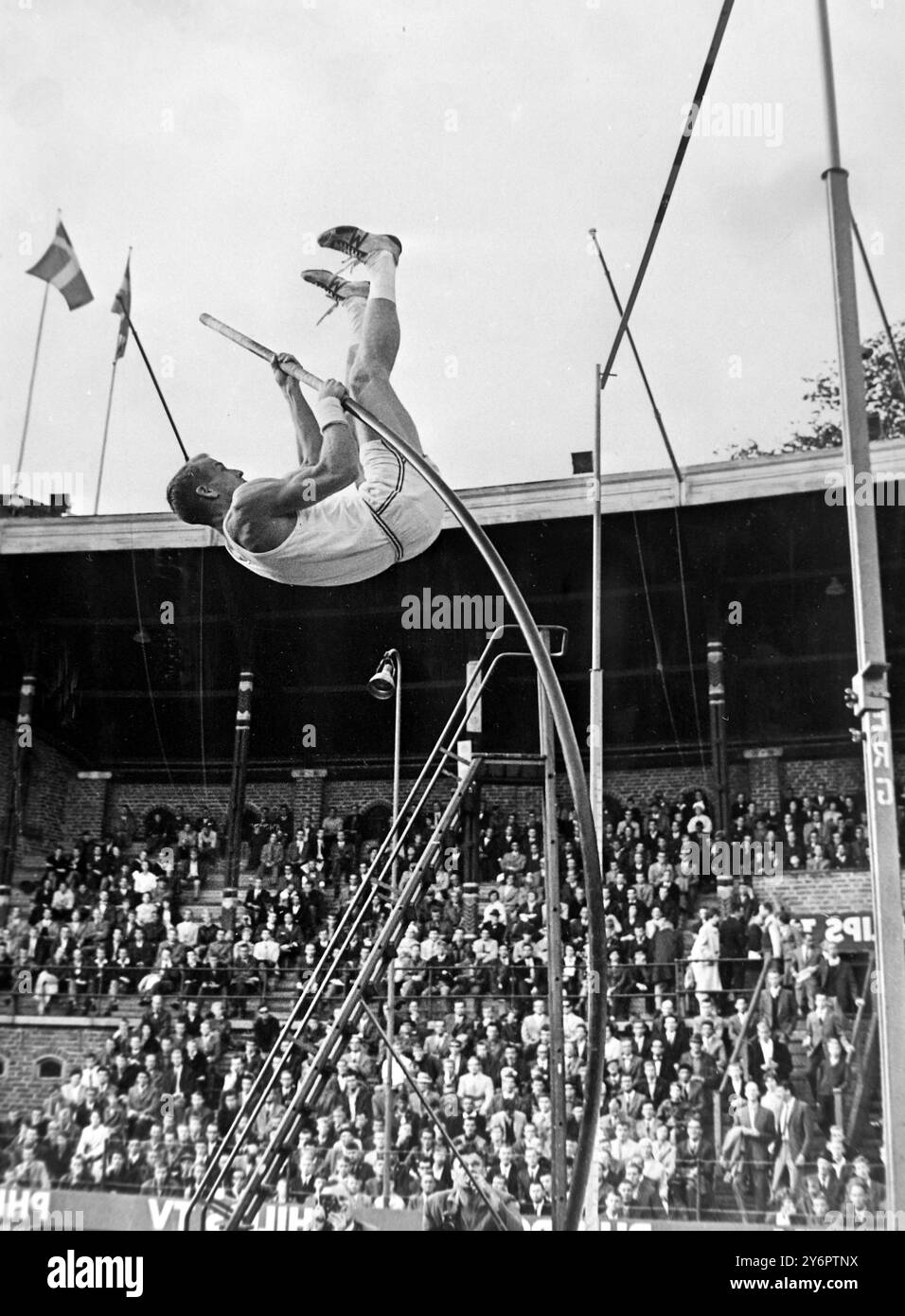 DAVE TORK POLE VAULTING / ; 20 JULY 1962 Stock Photo Alamy