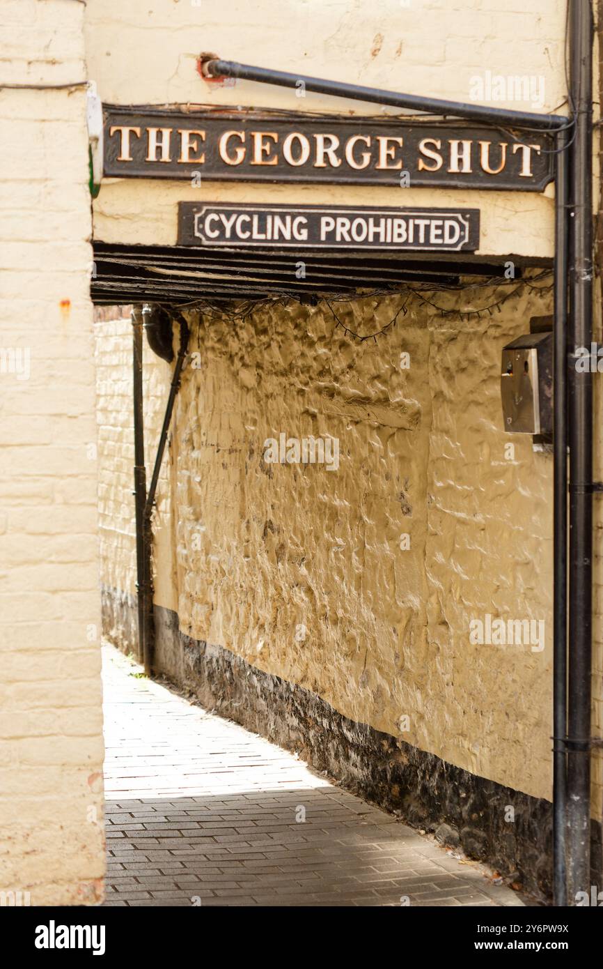 The George Shut passageway in Much Wenlock, Shropshire, England. An old path between two buildings. Stock Photo