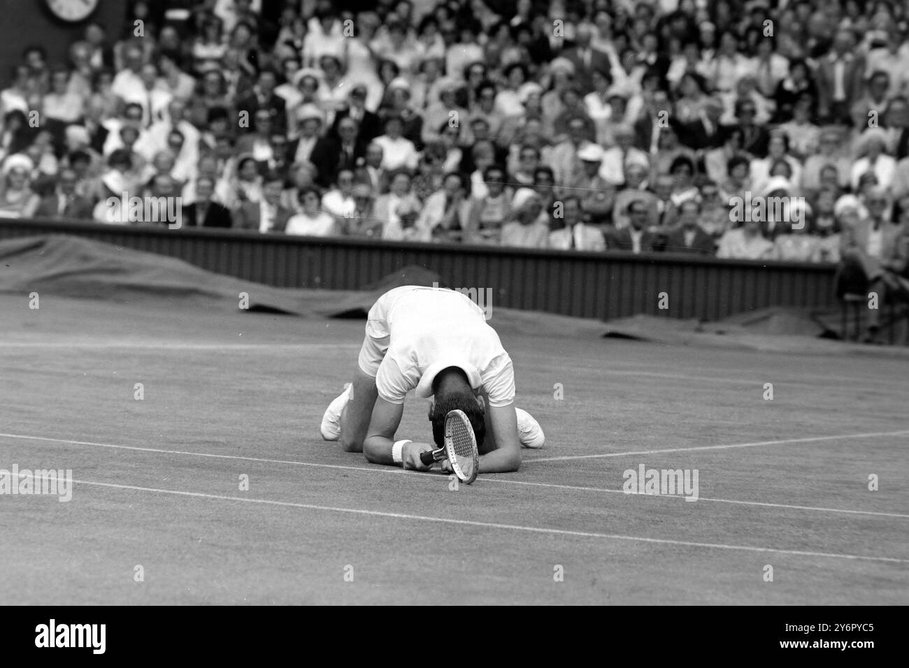 BOB HOWE - TENNIS PLAYER IN ACTION AT WIMBLEDON CHAMPIONSHIPS IN LONDON ...