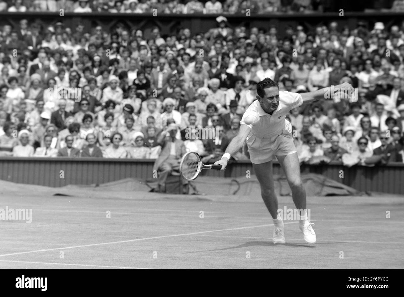 BOB HOWE - TENNIS PLAYER IN ACTION AT WIMBLEDON CHAMPIONSHIPS IN LONDON ...