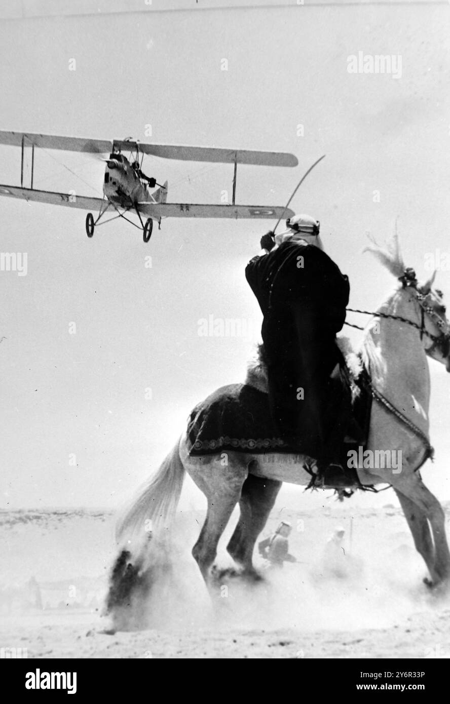 Peter o’toole lawrence Black and White Stock Photos & Images - Alamy