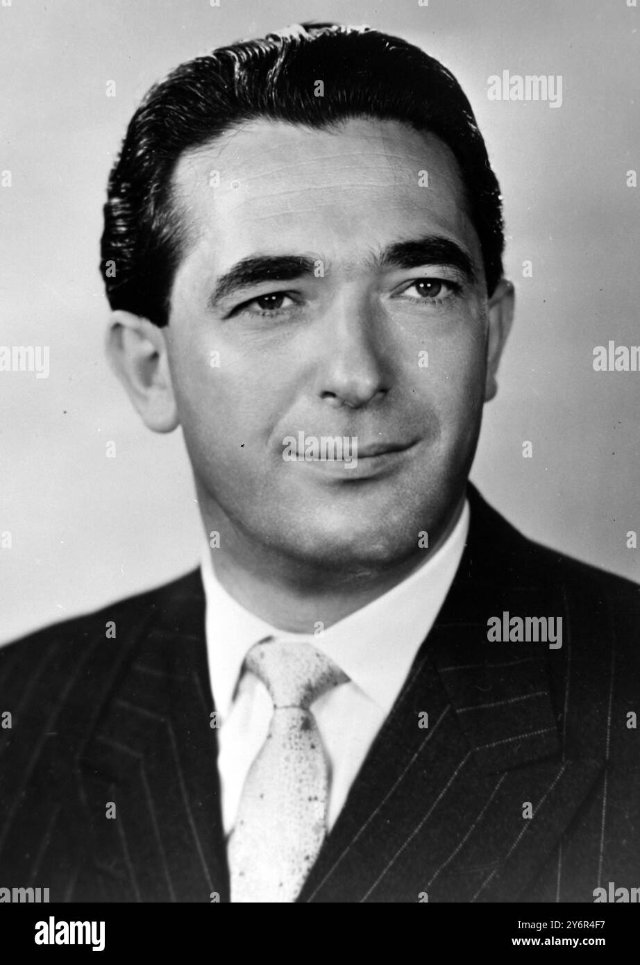 ROBERT MAXWELL CHAIRMAN PERGAMON PRESS / ; 28 MAY 1962 Stock Photo - Alamy