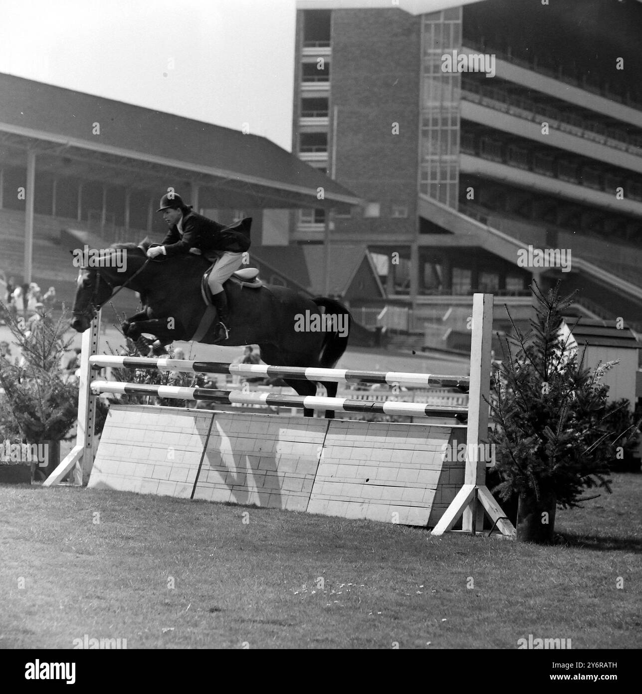 HORSEJUMPING ECLAIR WITH PAT SMYTHE ; 25 APRIL 1962 Stock Photo - Alamy