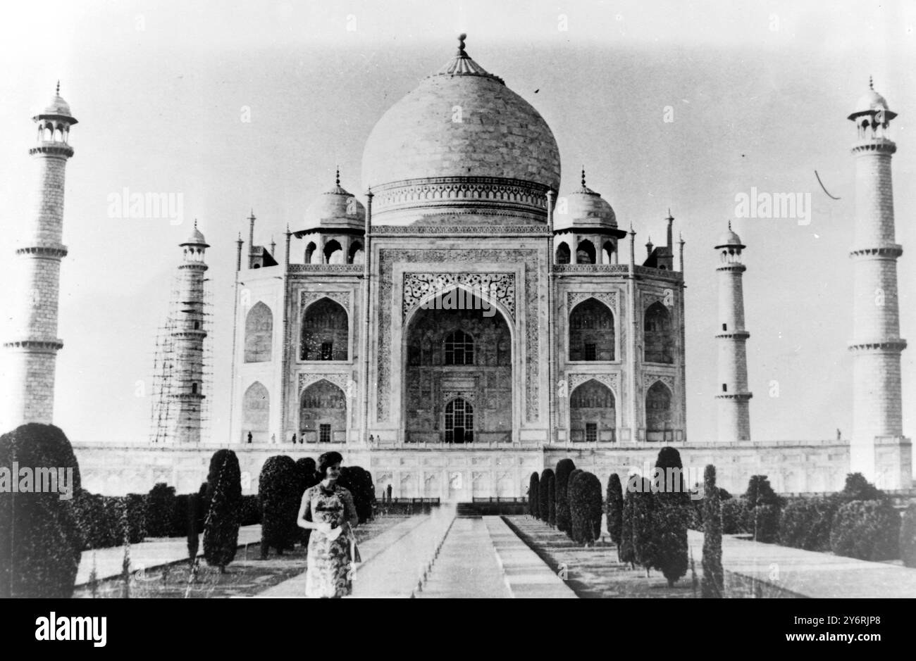 JAQUELINE JACKIE KENNEDY AT TAJ MAHAL IN INDIA / 16
