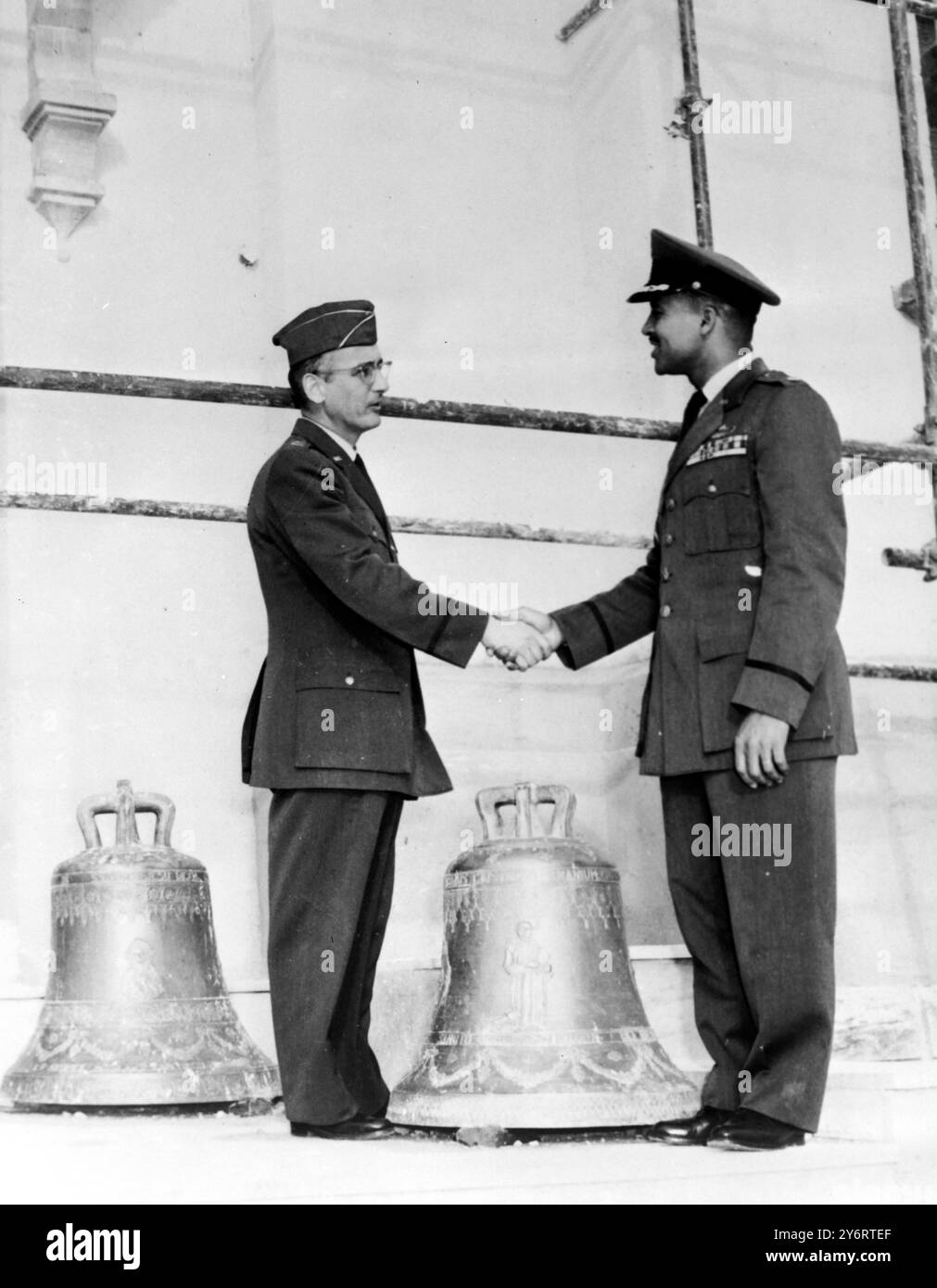 PRIEST JOSEPH HAYES WITH CHARLES MCGEE LT COL   17 FEBRUARY 1962 Stock Photo