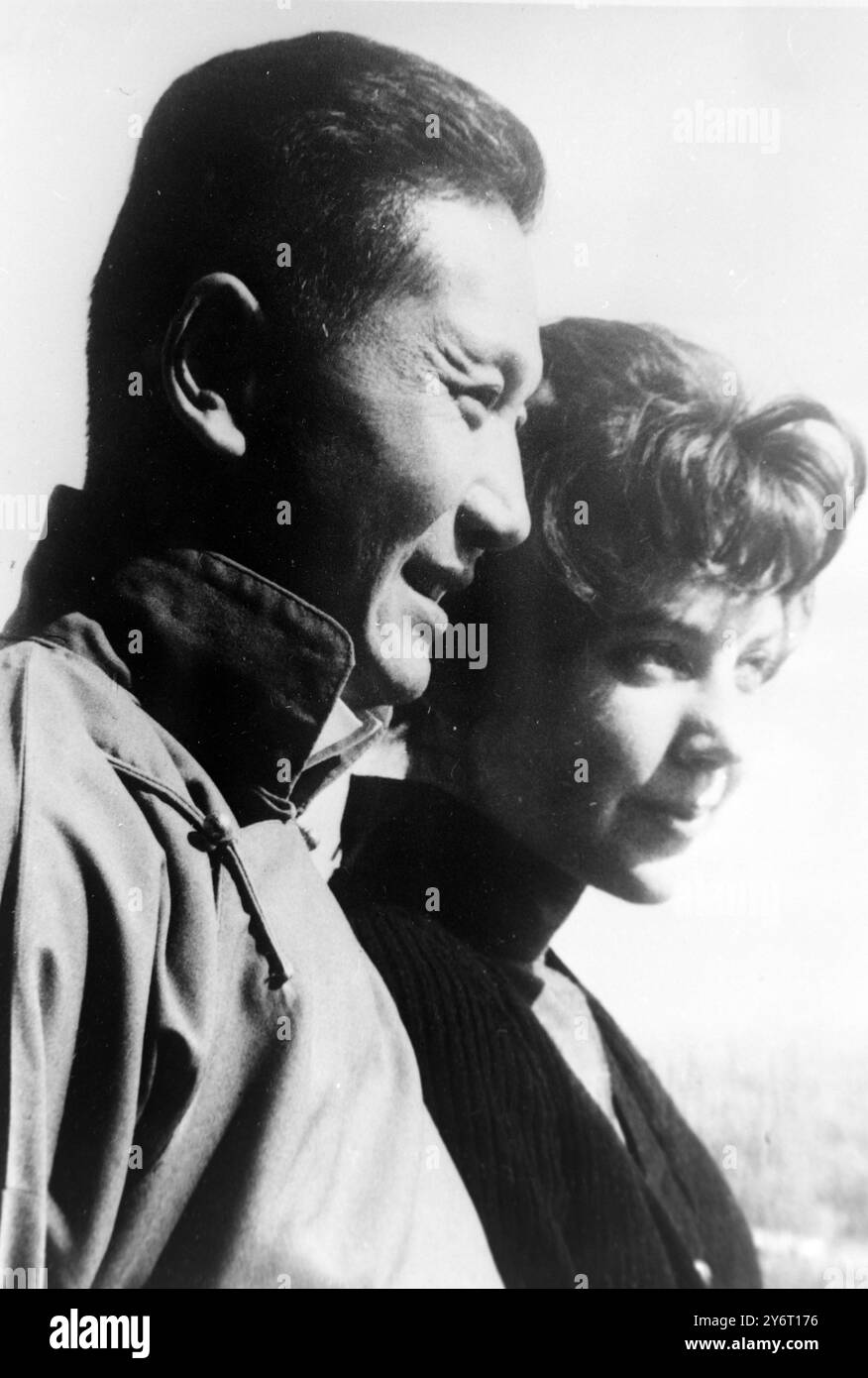 HOPE COOKE WITH PRINCE MAHARAJ KUMAR OF SIKKIM -  HER FIANCEE IN NEW DELHI   28 JANUARY 1962 Stock Photo