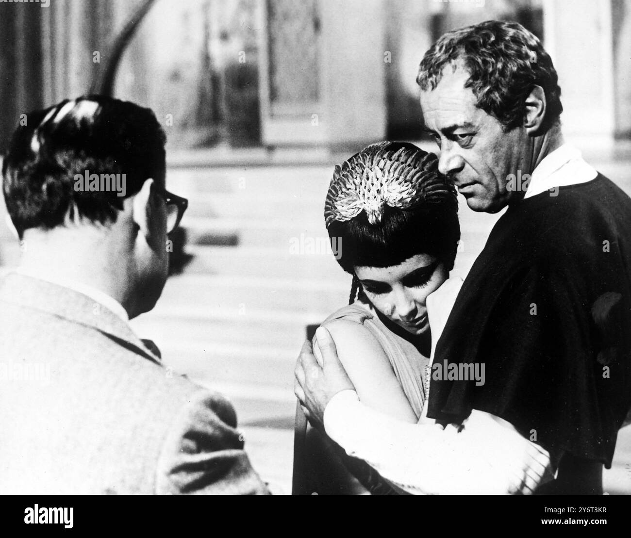 Rex harrison elizabeth taylor cleopatra hi-res stock photography and ...