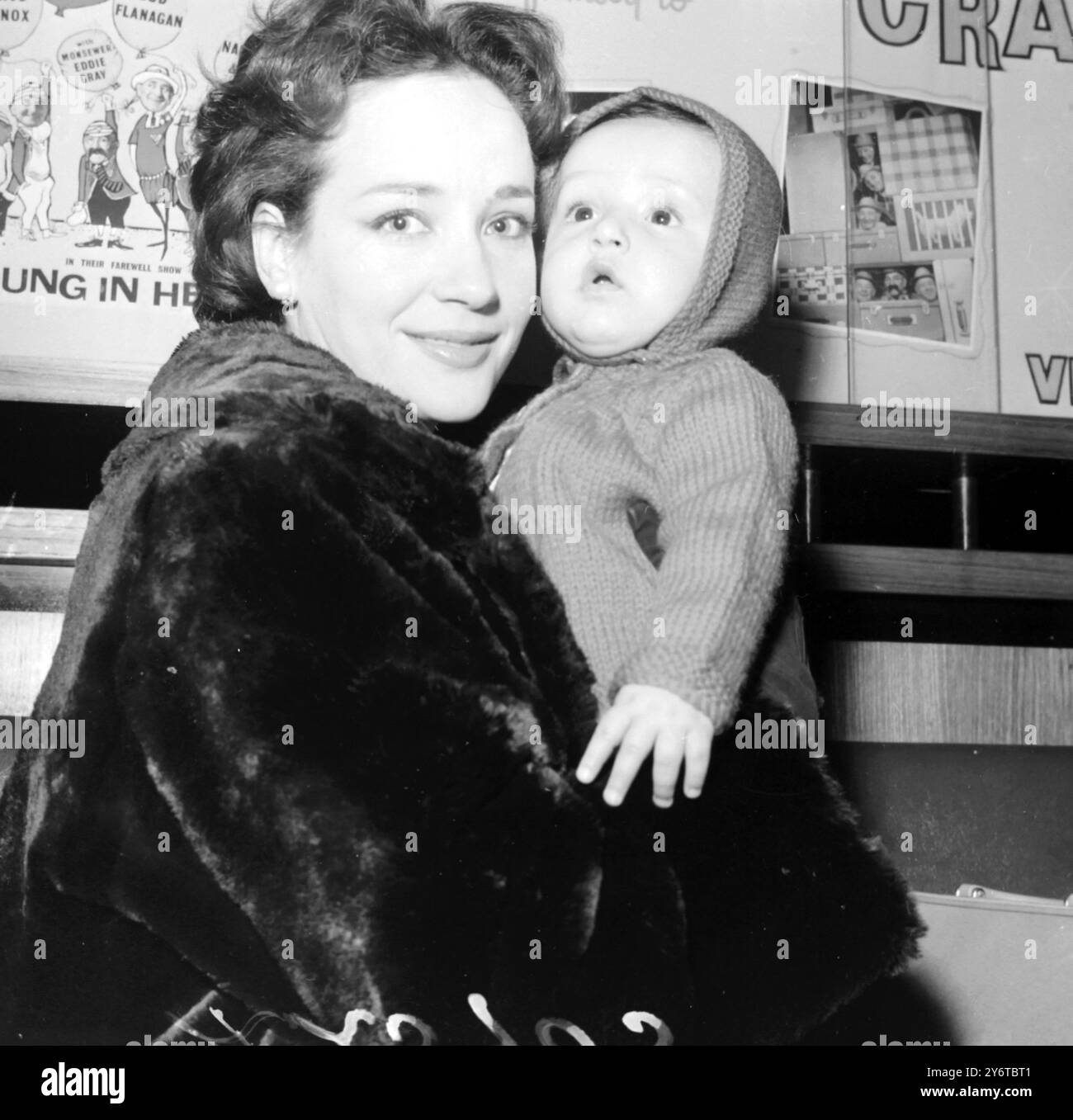ACTRESS SYLVIA SIMS WITH SON BENJAMIN IN LONDON 4 DECEMBER 1961 Stock ...