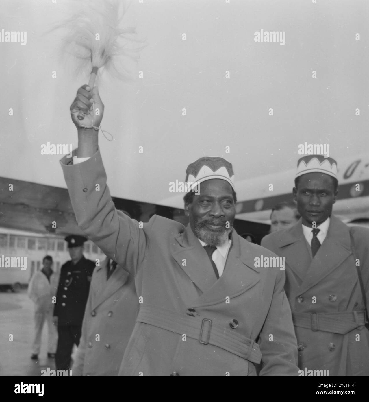 KENYATTA JOMO AT LONDON AIRPORT WAVING FLY WHISK /   6 NOVEMBER 1961 Stock Photo