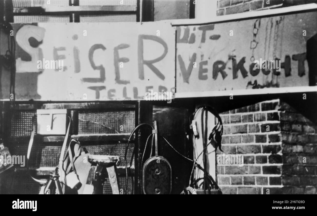 GEIGER COUNTERS SIGN SAYING ALL SOLD OUT 2 NOVEMBER 1961 Stock Photo ...