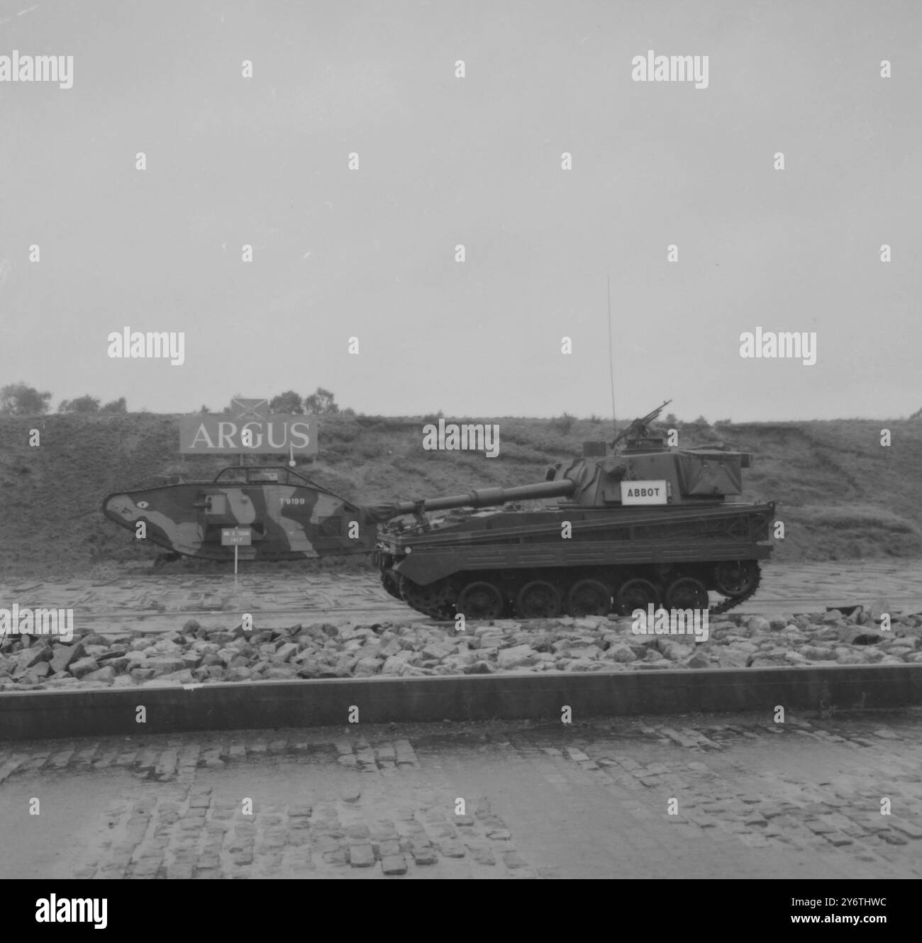 BRITISH ARMY ABOT TRACKED SELF PROPELLED GUN   24 OCTOBER 1961 Stock Photo