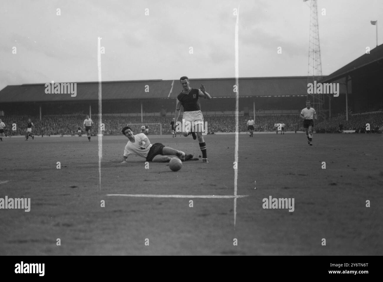 FOOTBALLER MCPARLAND NORMAN IN ACTION FOR  SPURS /   30 SEPTEMBER 1961 Stock Photo