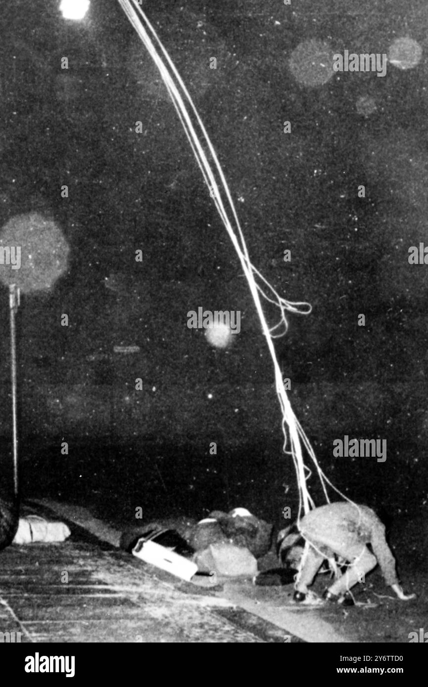 BORDER MAN JUMPS FROM 3RD FLOOR OF FLATS TO FREEDOM BERLIN   11 SEPTEMBER 1961 Stock Photo