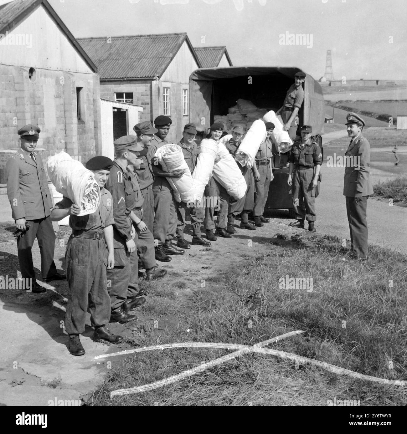 BRITISH ARMY AND GERMAN PANZERS TROOPS UNLOAD BLANKETS 28 AUGUST 1961 ...