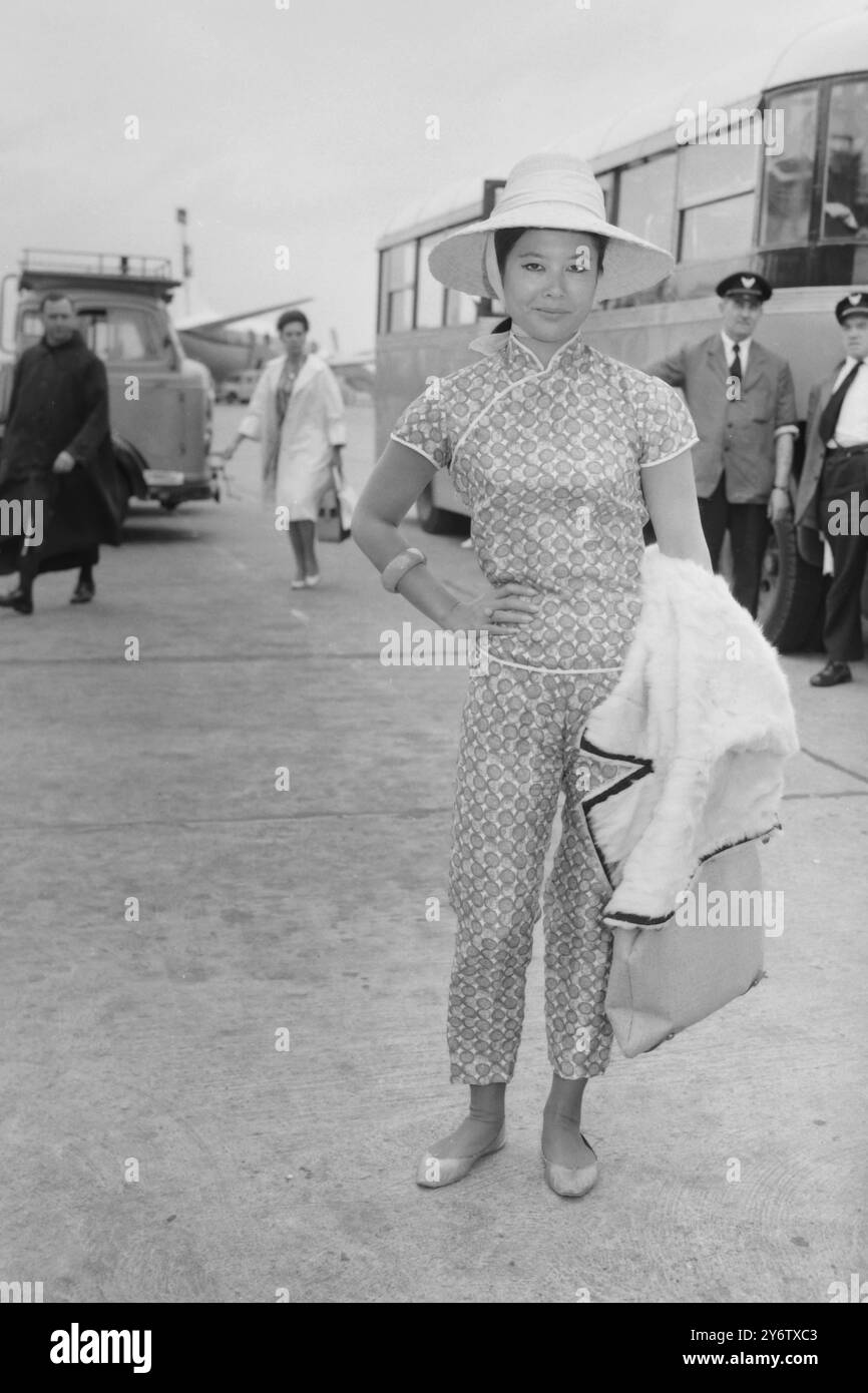 CHINESE ACTRESS TSAI CHIN ARRIVES IN LONDON  25 AUGUST 1961 Stock Photo