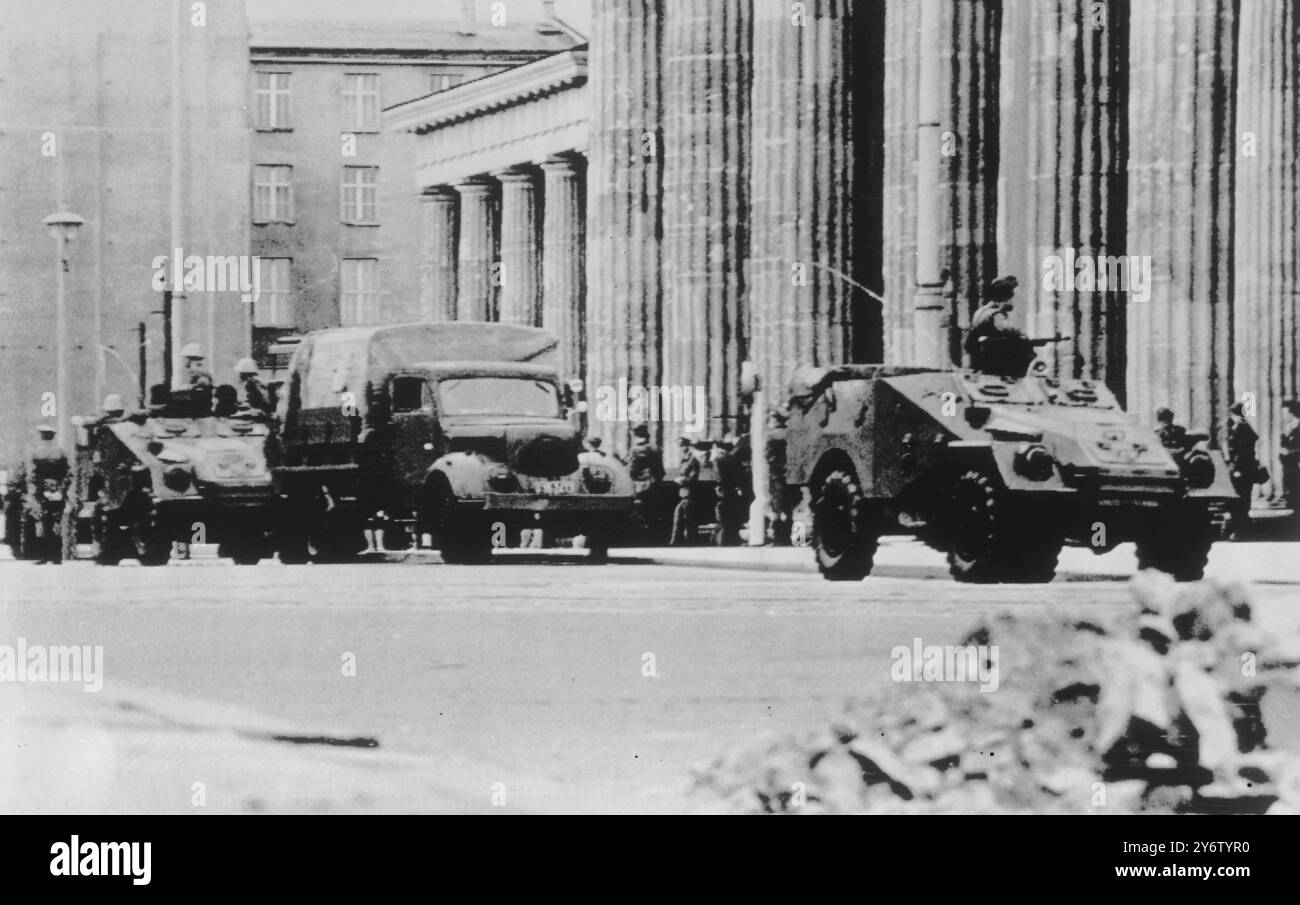 BRANDENBURG EAST GERMAN TROOP PATROL BRANDENBURG GATE BERLIN   14 AUGUST 1961 Stock Photo