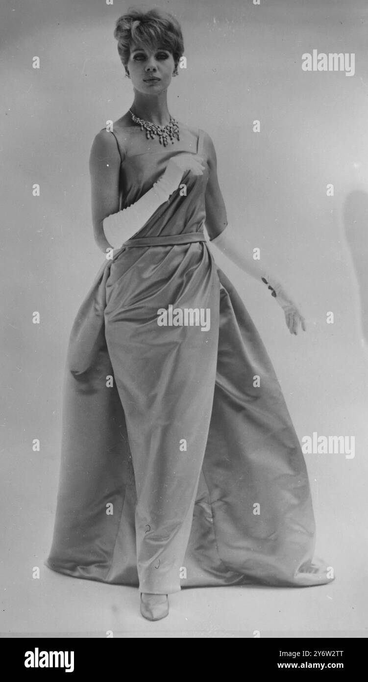 FASHION EVENING DRESS BY FRENCH DESIGNER JOHN CAVANAGH 19 JULY 1961 Stock  Photo - Alamy