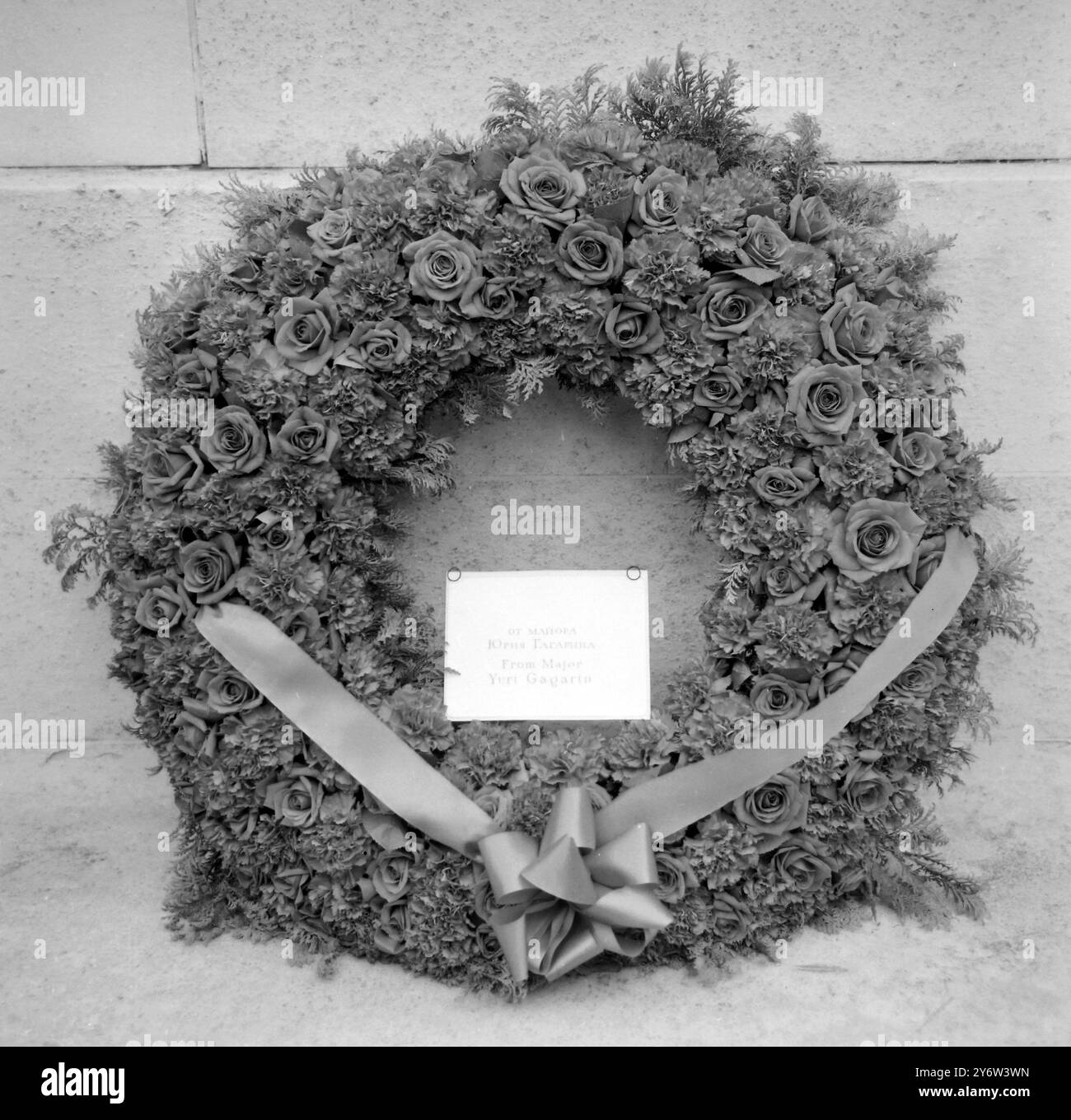 Red Roses Memorial WREATH OF RED ROSES FOR WAR MEMORIAL IN LONDON 13 JULY 1961 Stock Photo ...