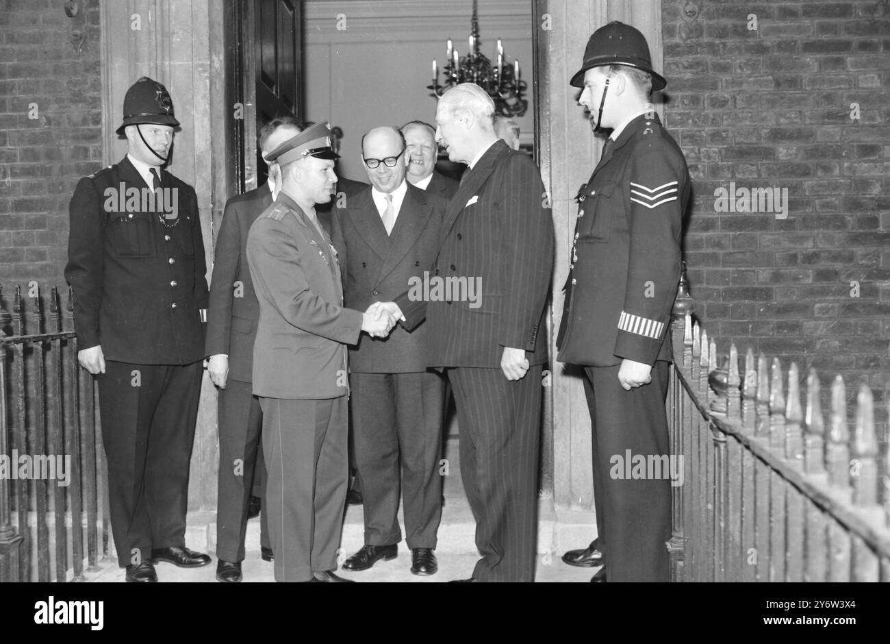 BRITISH PRIME MINISTER HAROLD MACMILLAN WITH YURI GAGARIN IN LONDON / 13  JULY 1961 Stock Photo - Alamy