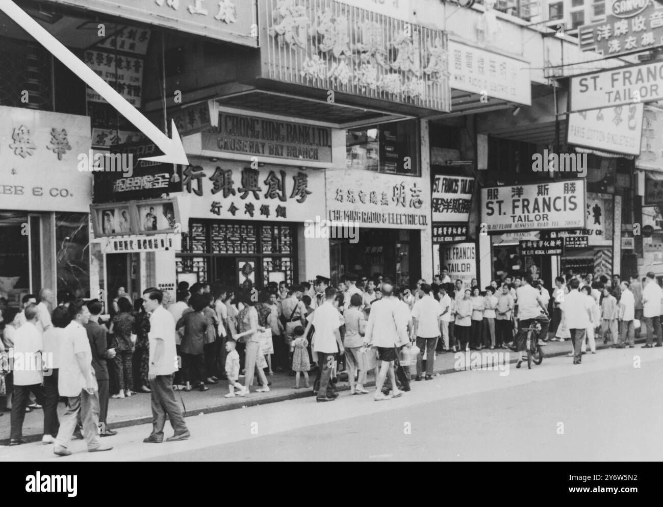 Queue Inchina Chinese bank queue hi-res stock photography and images - Alamy