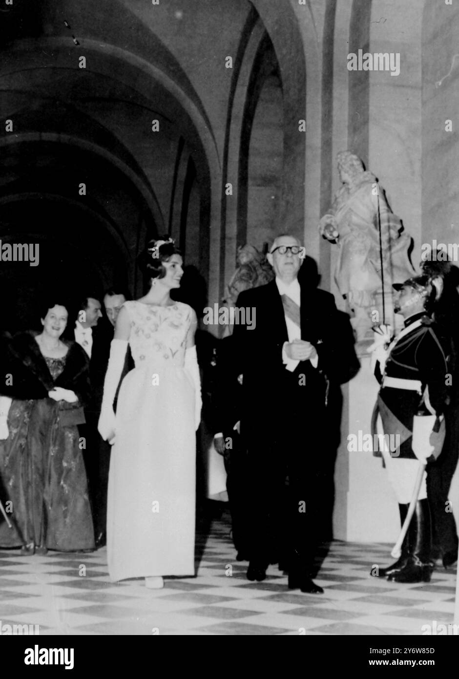 JACQUELINE JACKIE KENNEDY WITH FRENCH PRESIDENT CHARLES DE GAULLE IN PARIS / 2 JUNE 1961 Paris ; Wearing a breathtakingly lovely gown Jacqueline Kennedy is escorted into the Hall of Mirrors at JACQUELINE JACKIE KENNEDY WITH FRENCH PRESIDENT CHARLES DE GAULLE IN PARIS / 2 JUNE 1961 Paris ; Wearing a breathtakingly lovely gown Jacqueline Kennedy is escorted into the Hall of Mirrors at