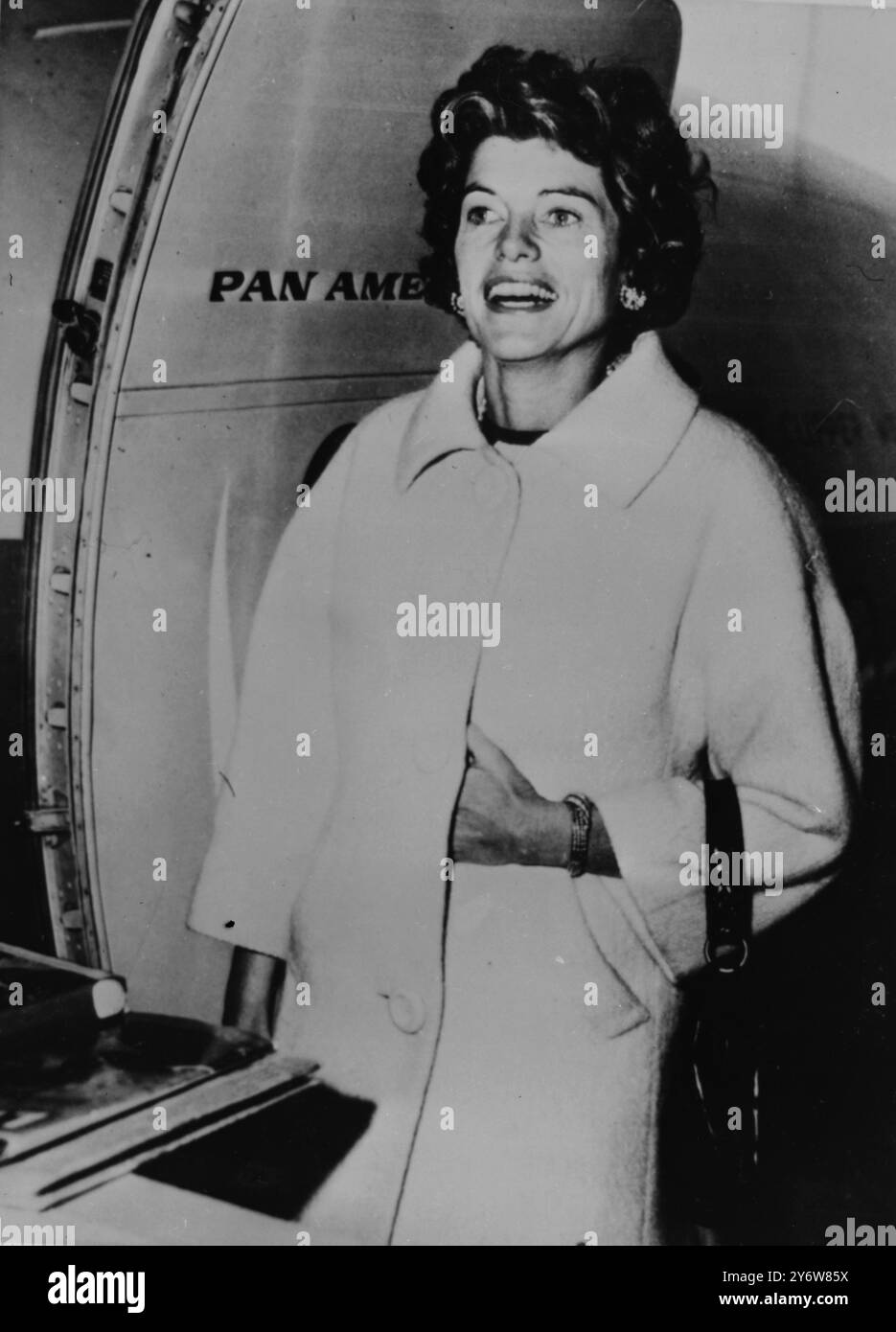 JEAN GRENIER ; CELEBRATION DU MIROIR , Ed robert Morel, Tres Bon etat EUR 23,00 - FR