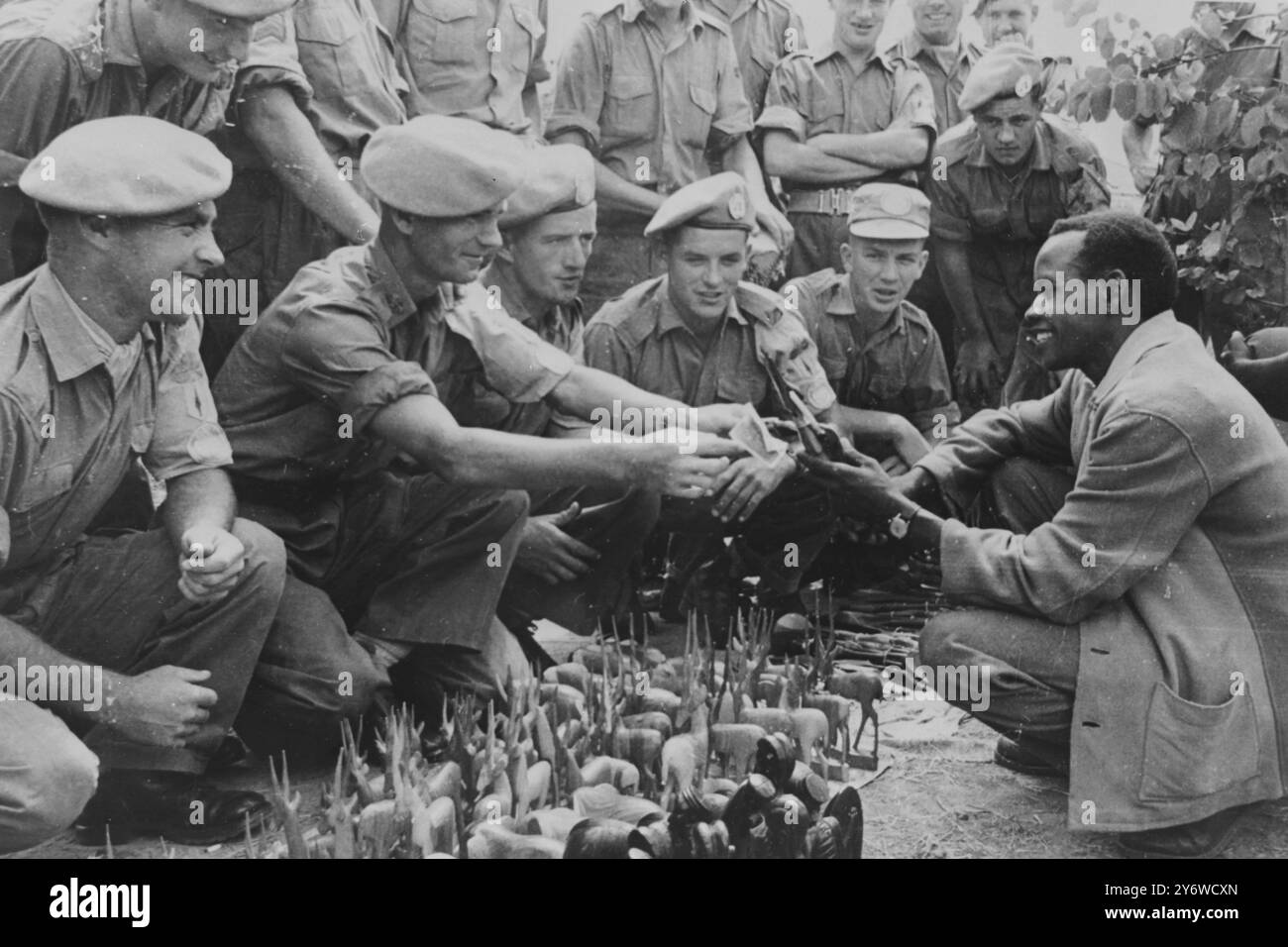 IRISH UN SOLDIERS BUYING SOUVENIRS IN KATANGA 27 APRIL 1961 Stock Photo