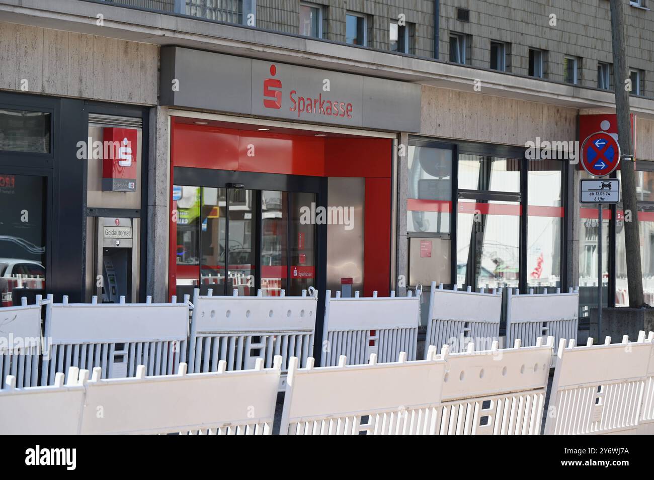 Logo, Schriftzug der Sparkasse an einer Filiale hinter Baustelle ...