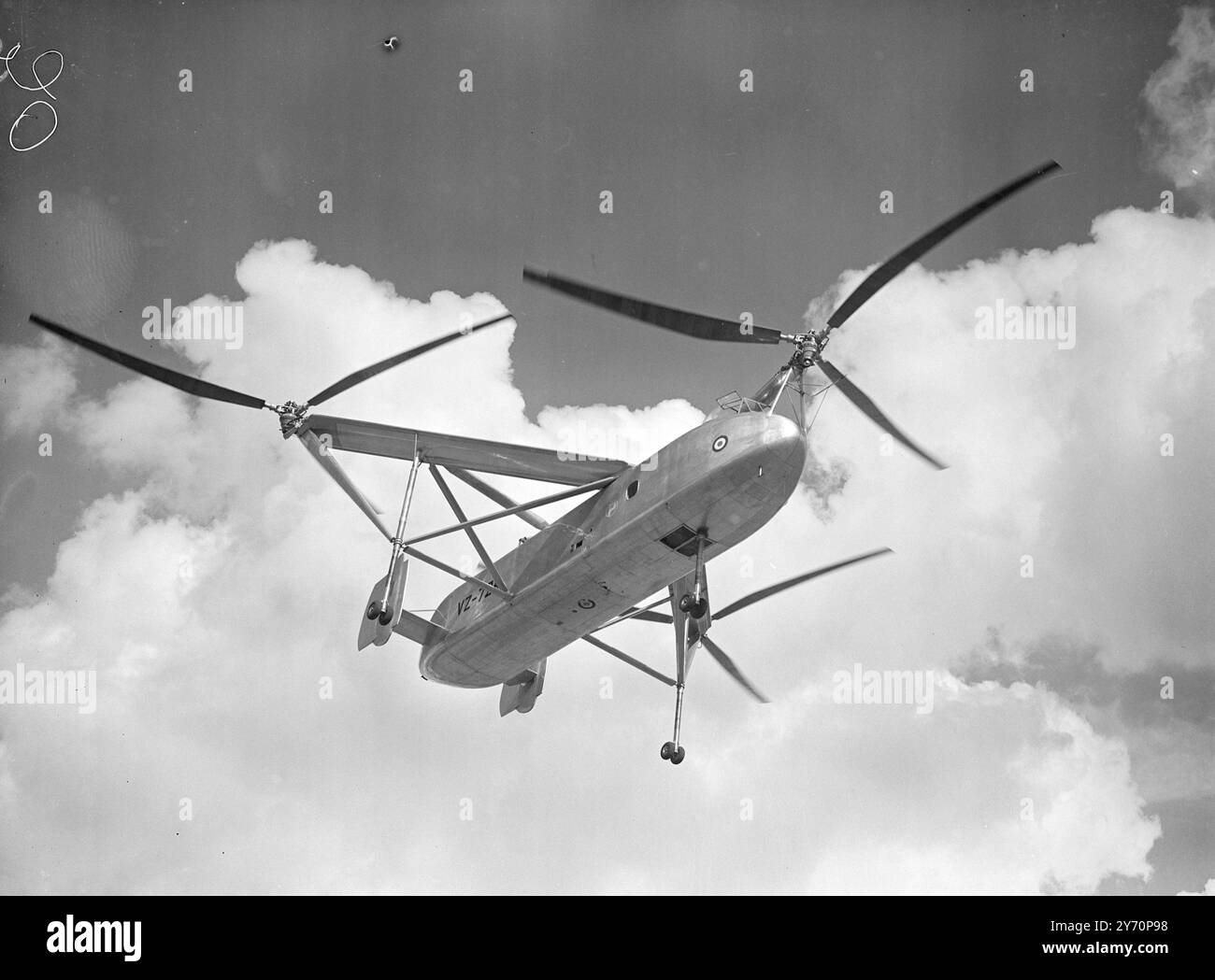 Helicopter in sky on Black and White Stock Photos & Images - Alamy