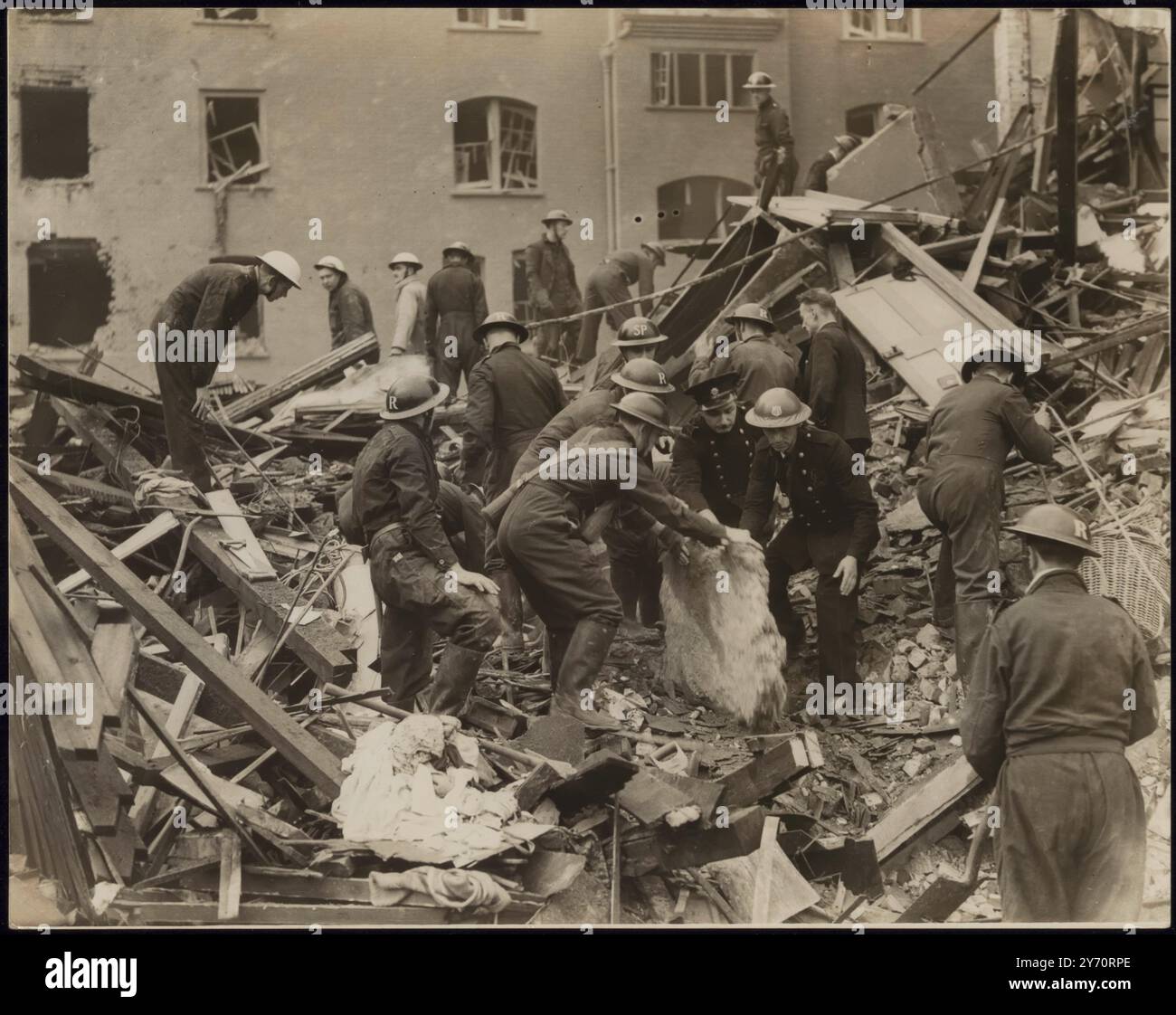 Air raid building damage london ww2 hi-res stock photography and images ...