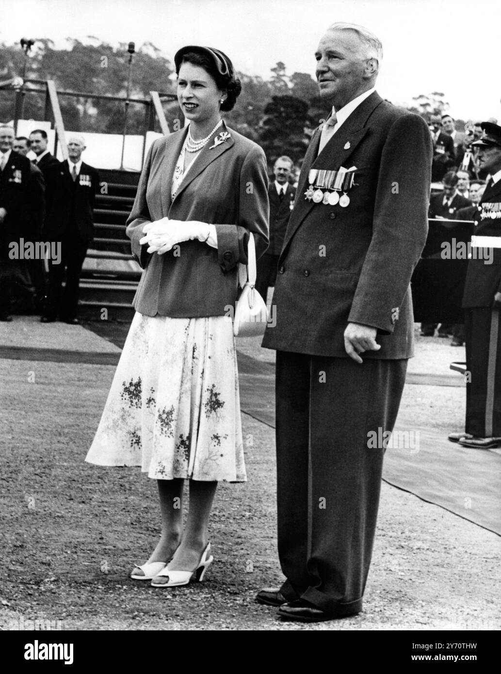 queen-at-parade-of-7-500-ex-servicementhe-queen-wearing-a-close