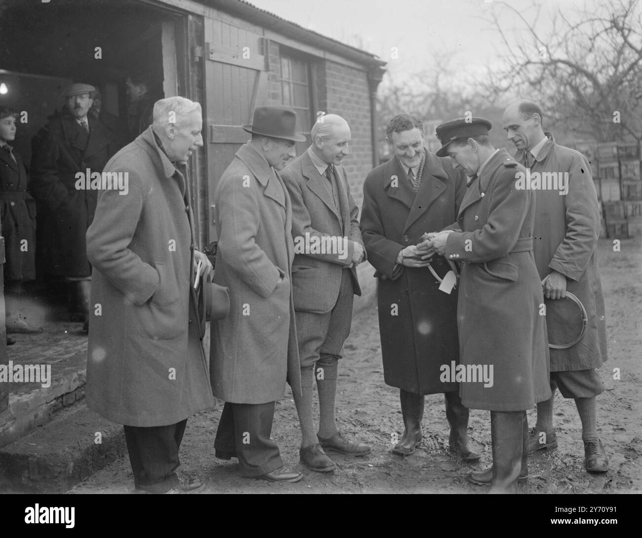 Hop wiring at East peckham .Left to right are :-  J.B. Foster , Brig . H.E. Carter , MAJ . Gen .E.A.E. Tremlett , Mr . Alfred Day , S/L G.W. Robinson and J.N. Goodwin .    1 January 1947 Stock Photo